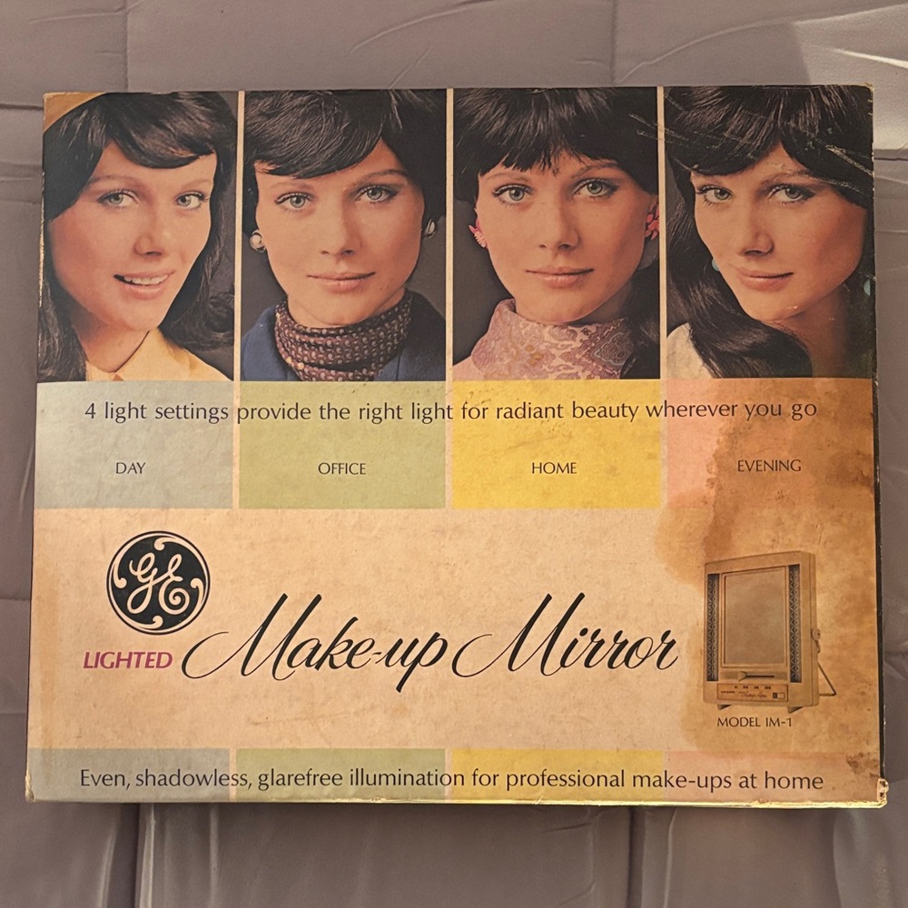 Vintage Lighted Makeup Mirror with Adjustable Light Settings